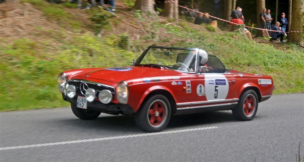 Også Per Hjort Jensen fra Mariager fik slået kalechen ned i sin Mercedes-Benz 230 SL (1966).
(Foto: Åge Keseler Kirketerp)